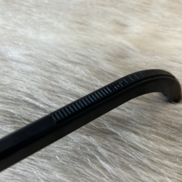 RESELLERS BUNDLE 18 Black Heavy Plastic Swivel Grip Shoulders Shirt Hangers 17” - Picture 6 of 6